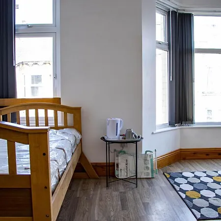 33 Turner Street * 레드카